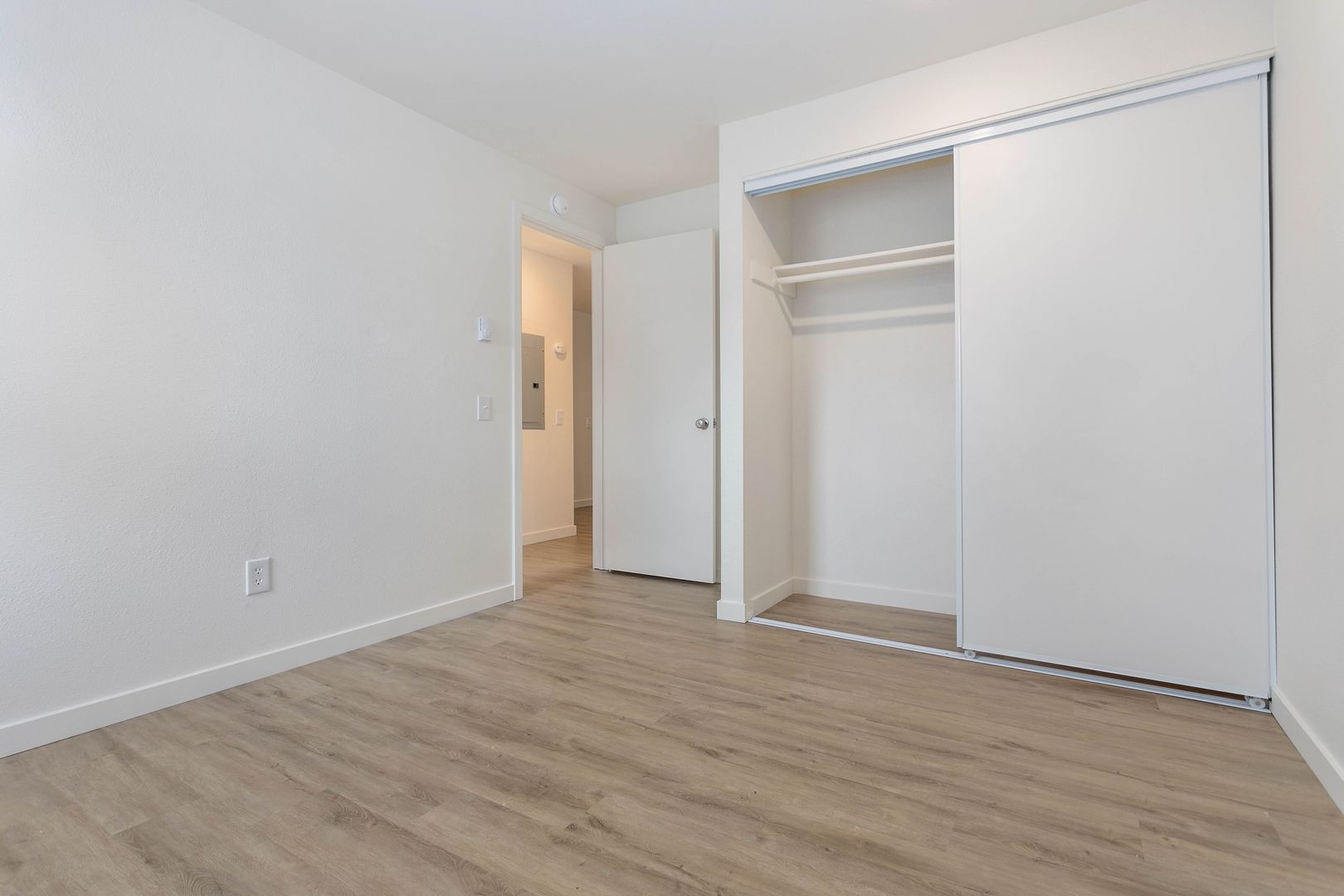 Bellingham Apartment: 2728 West Maplewood Ave
