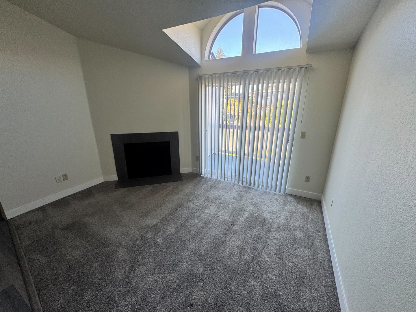 Burien Apartment: 327 S 177th Pl