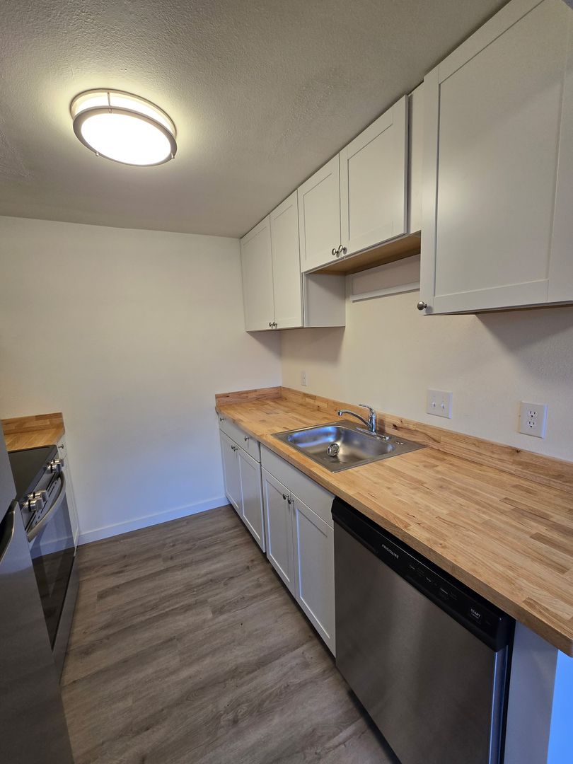 Bellingham Apartment: 258 E Bakerview Rd