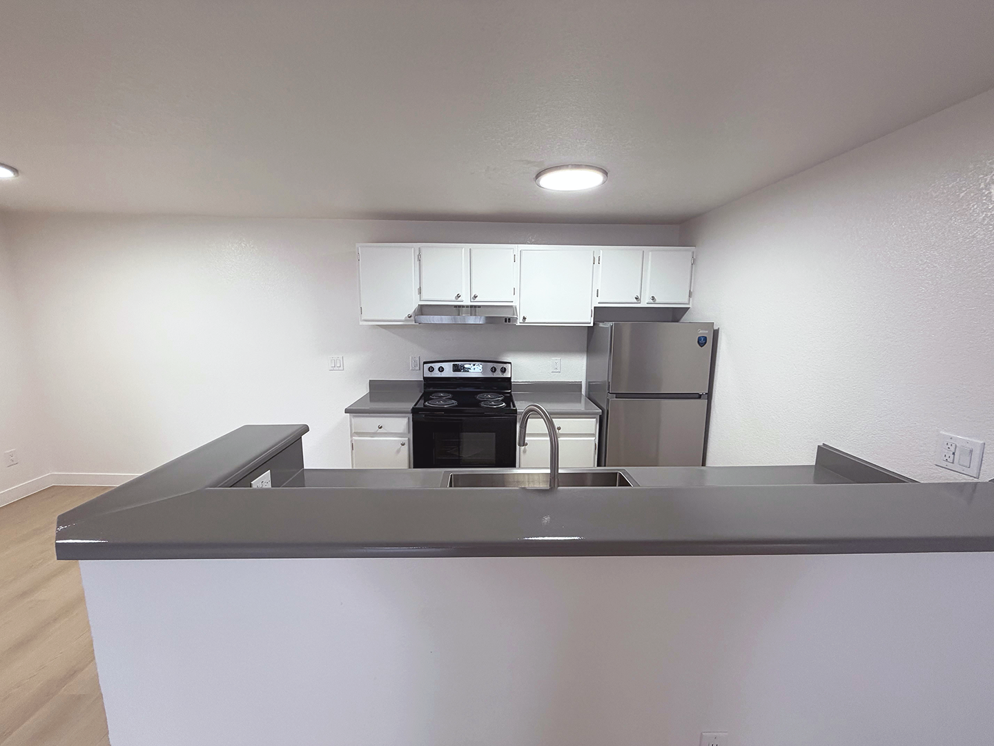 Burien Apartment: 327 S 177th Pl