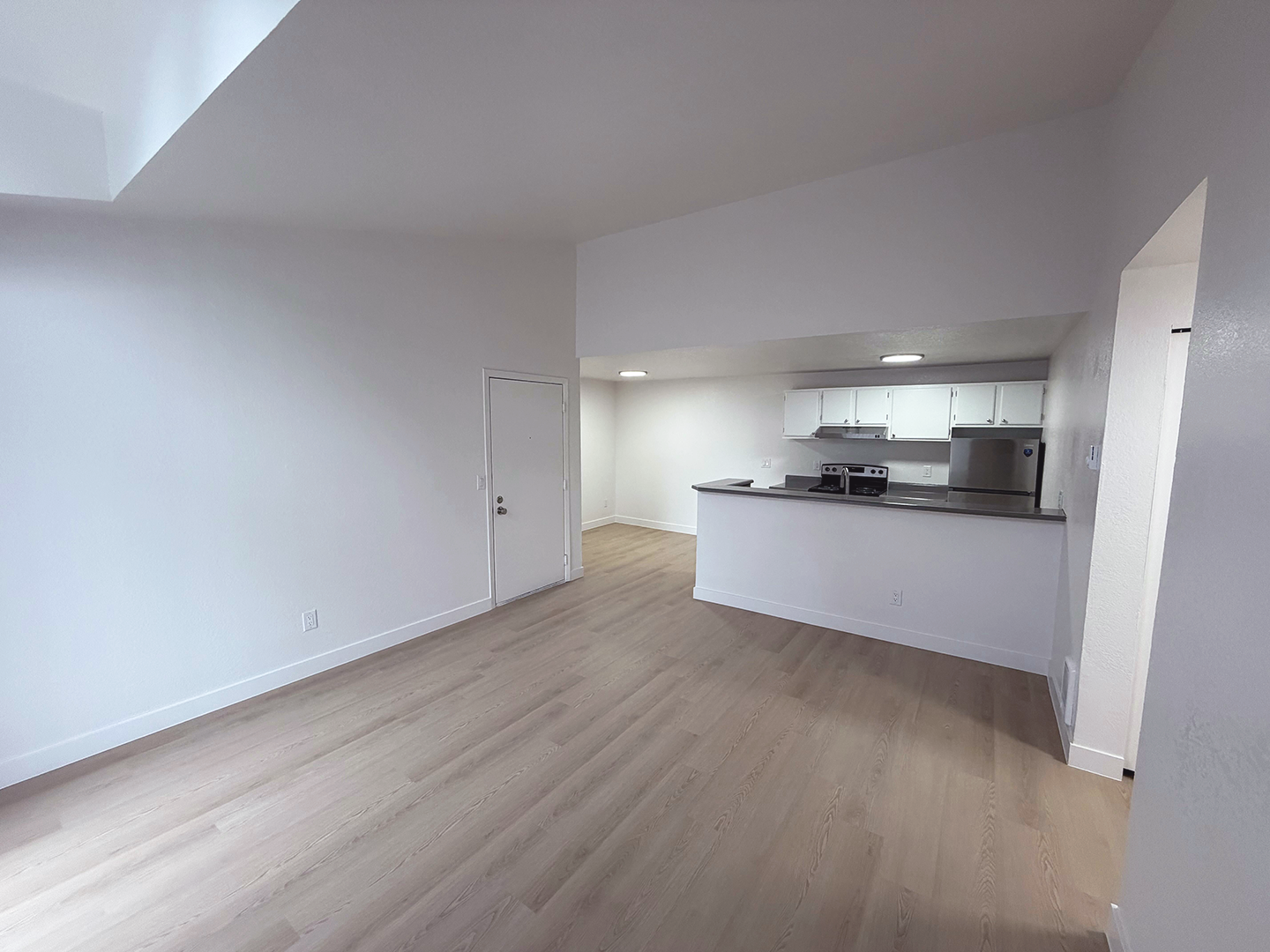 Burien Apartment: 327 S 177th Pl