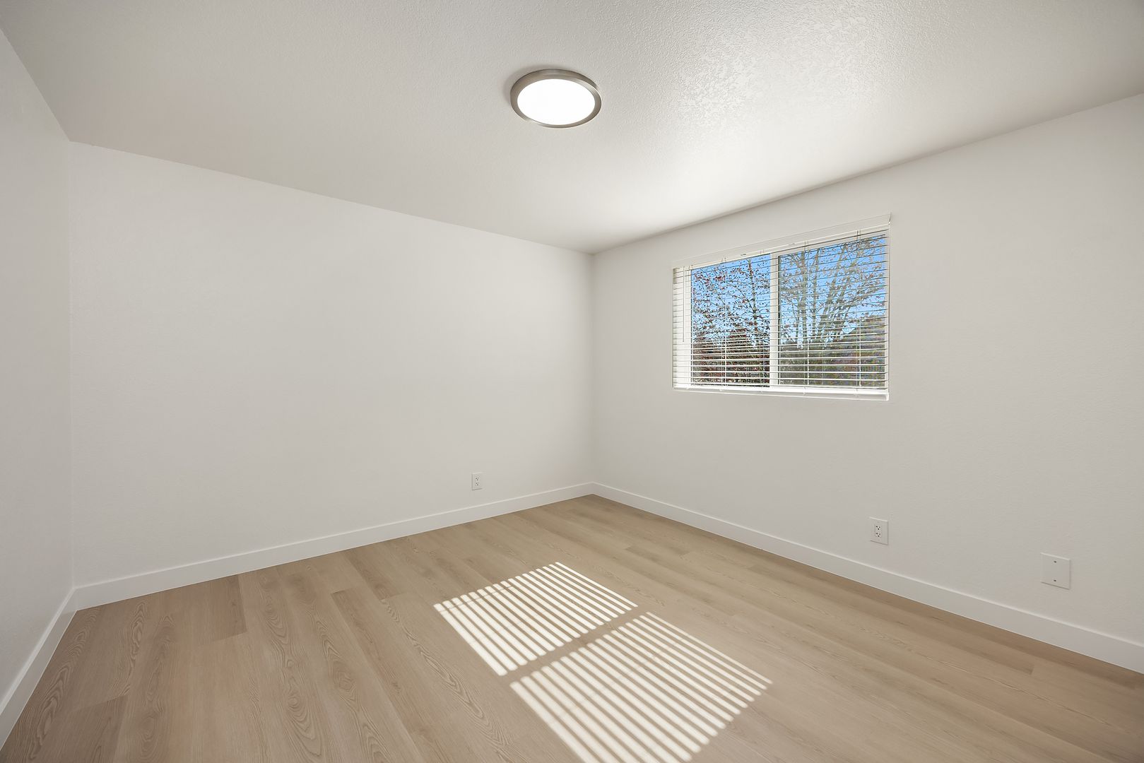 Burien Apartment: 327 S 177th Pl
