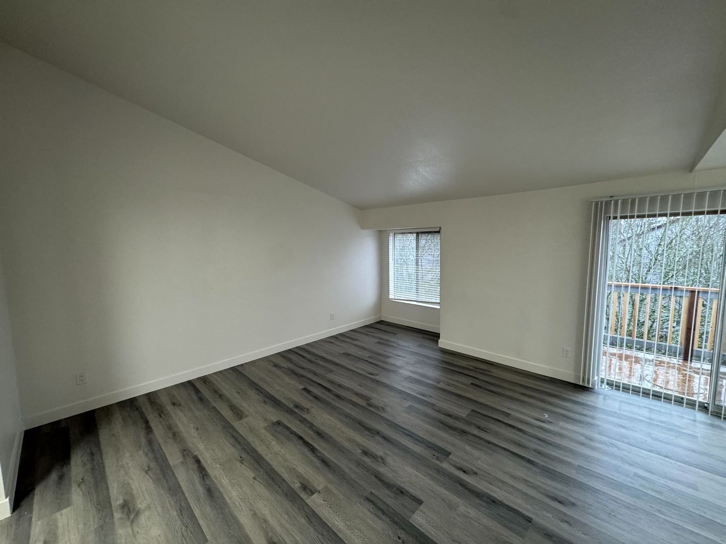 Burien Apartment: 327 S 177th Pl