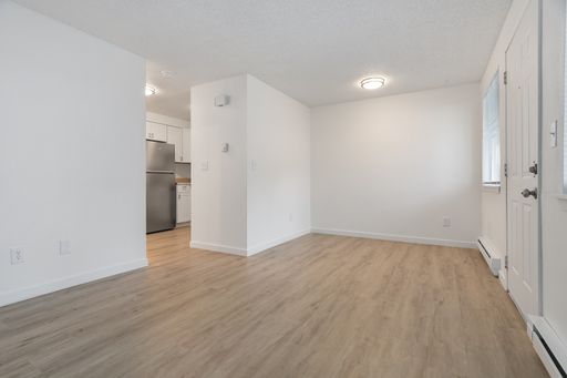 Renovated Ground Floor Corner Unit! – photo 1