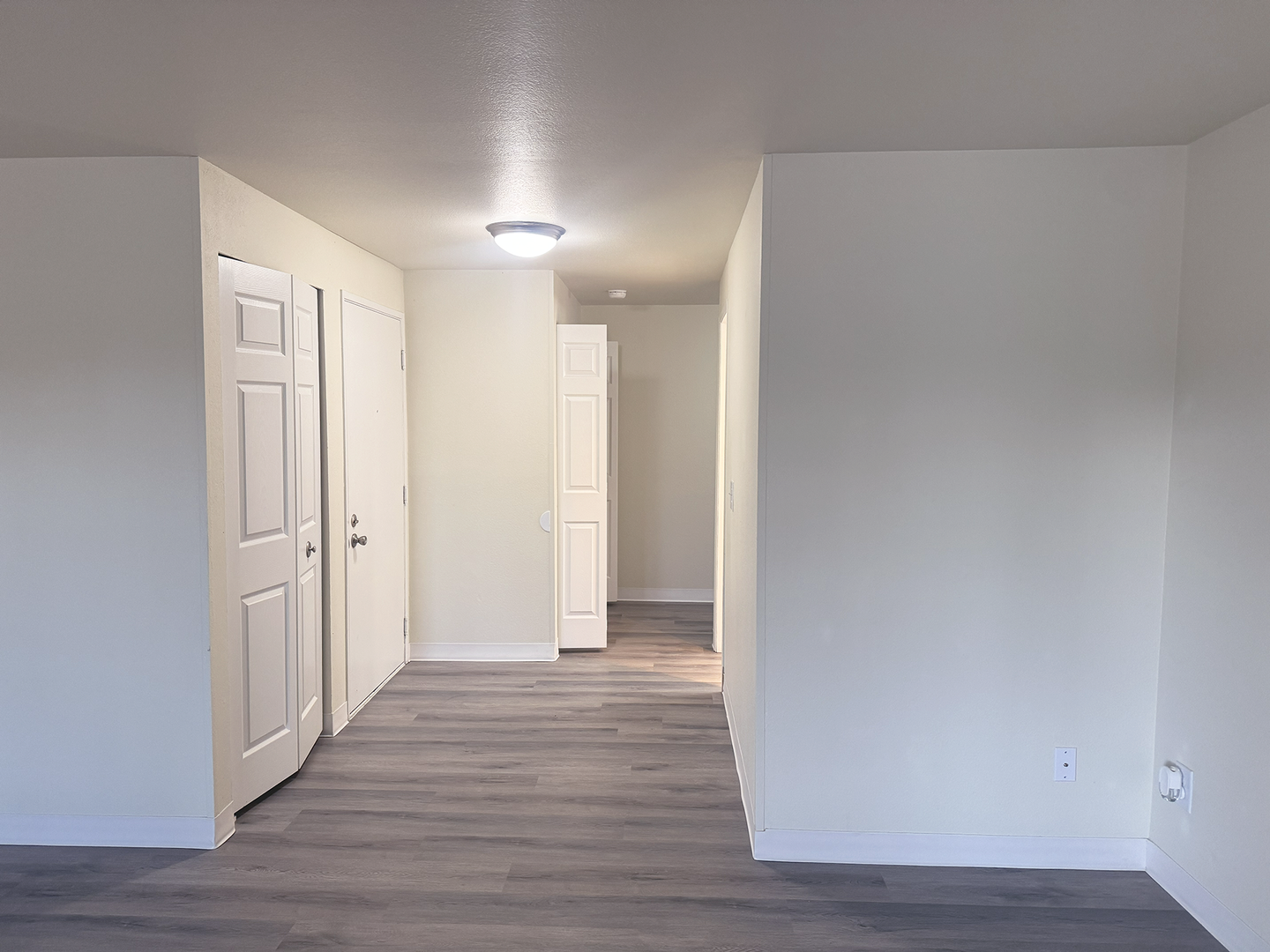 Burien Apartment: 327 S 177th Pl
