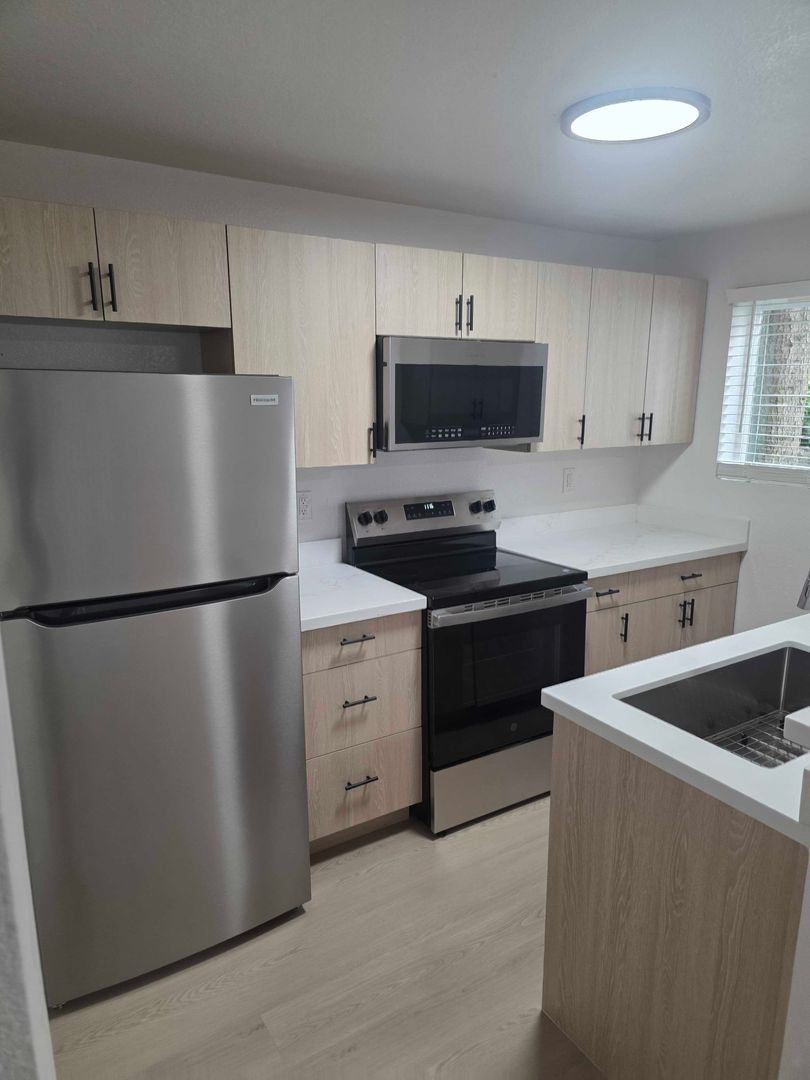 Burien Apartment: 327 S 177th Pl