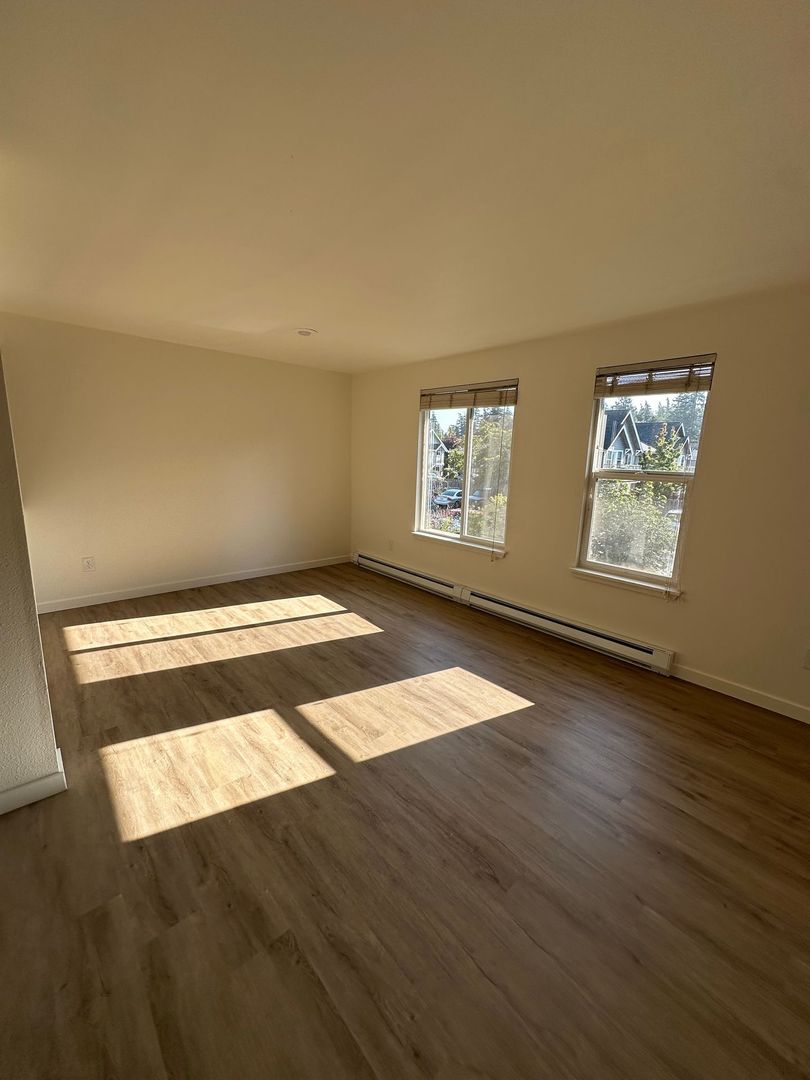 Bellingham Apartment: 2728 West Maplewood Ave