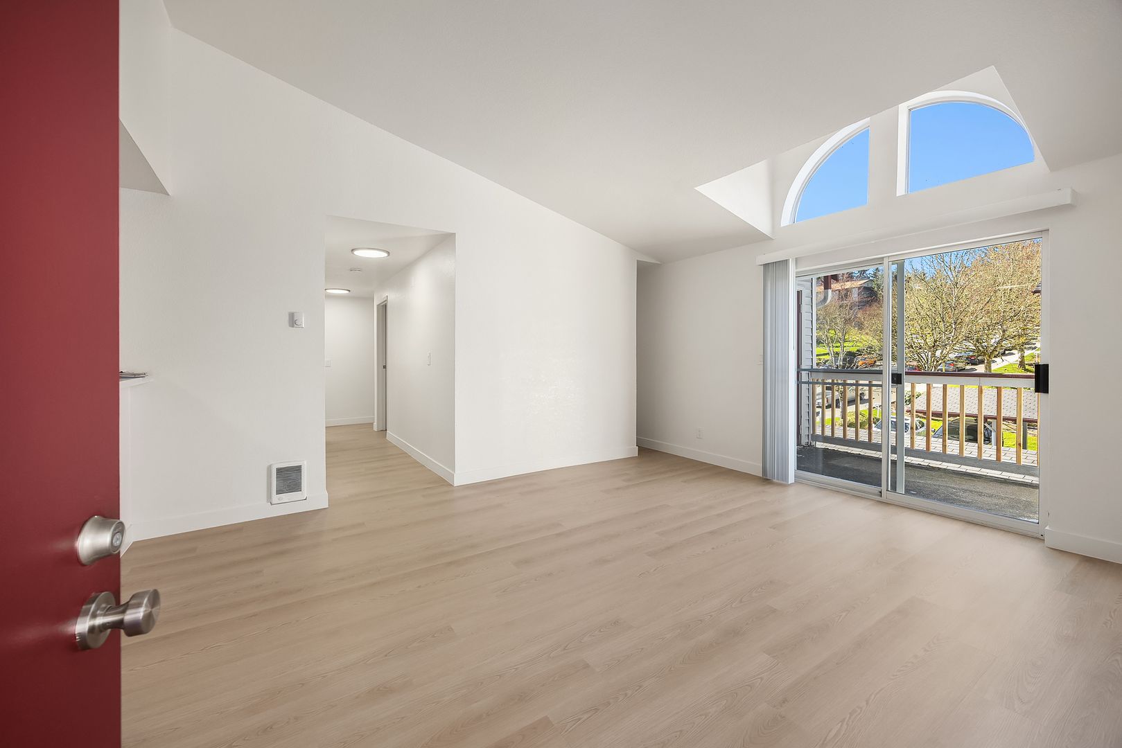 Burien Apartment: 327 S 177th Pl