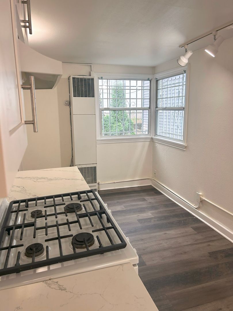 Seattle Apartment: 1832 14th ave