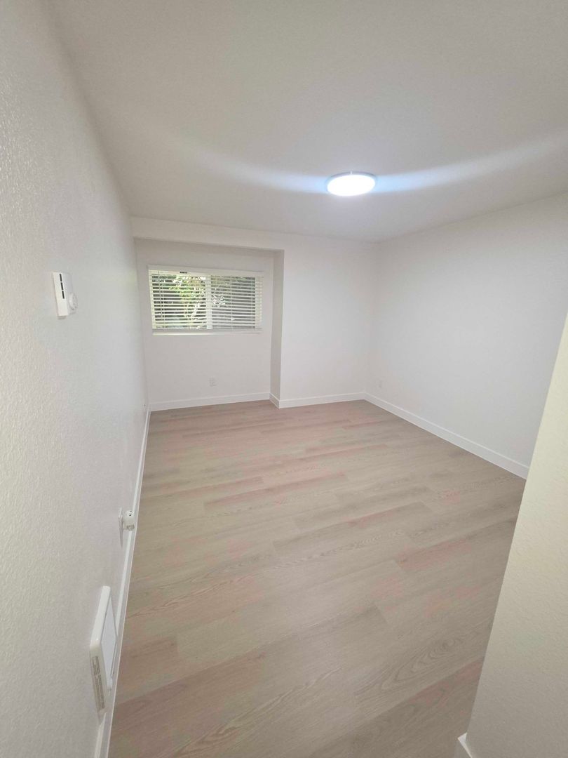 Burien Apartment: 327 S 177th Pl