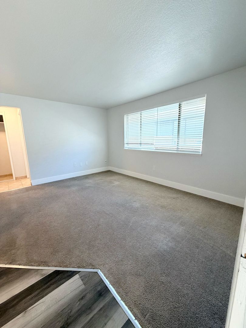 Everett Apartment: 4126 Hoyt Ave