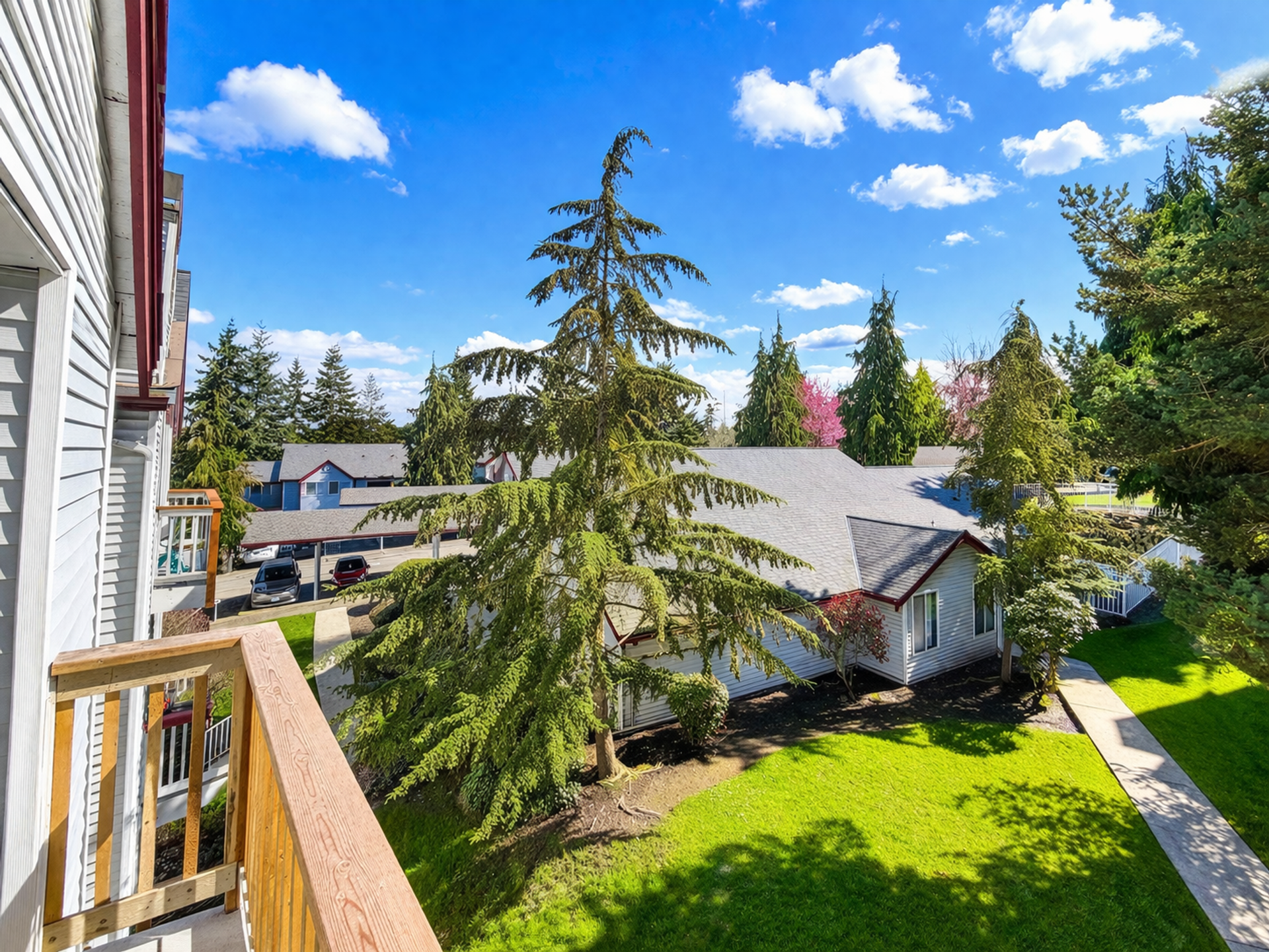 Burien Apartment: 327 S 177th Pl