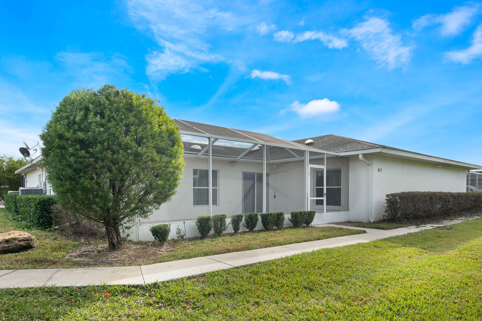 Leesburg Townhome: 907 Willow Drive