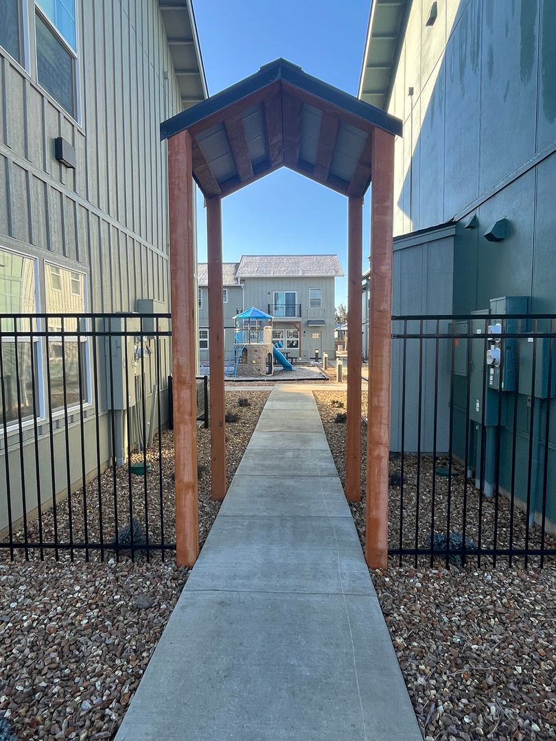 Redmond Apartment: 1500-1650 SW Juniper Ave