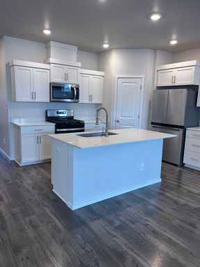 BEAUTIFUL, BRIGHT & SPACIOUS HOME — NEW GRANITE & WI-FI INCLUDED – photo 1