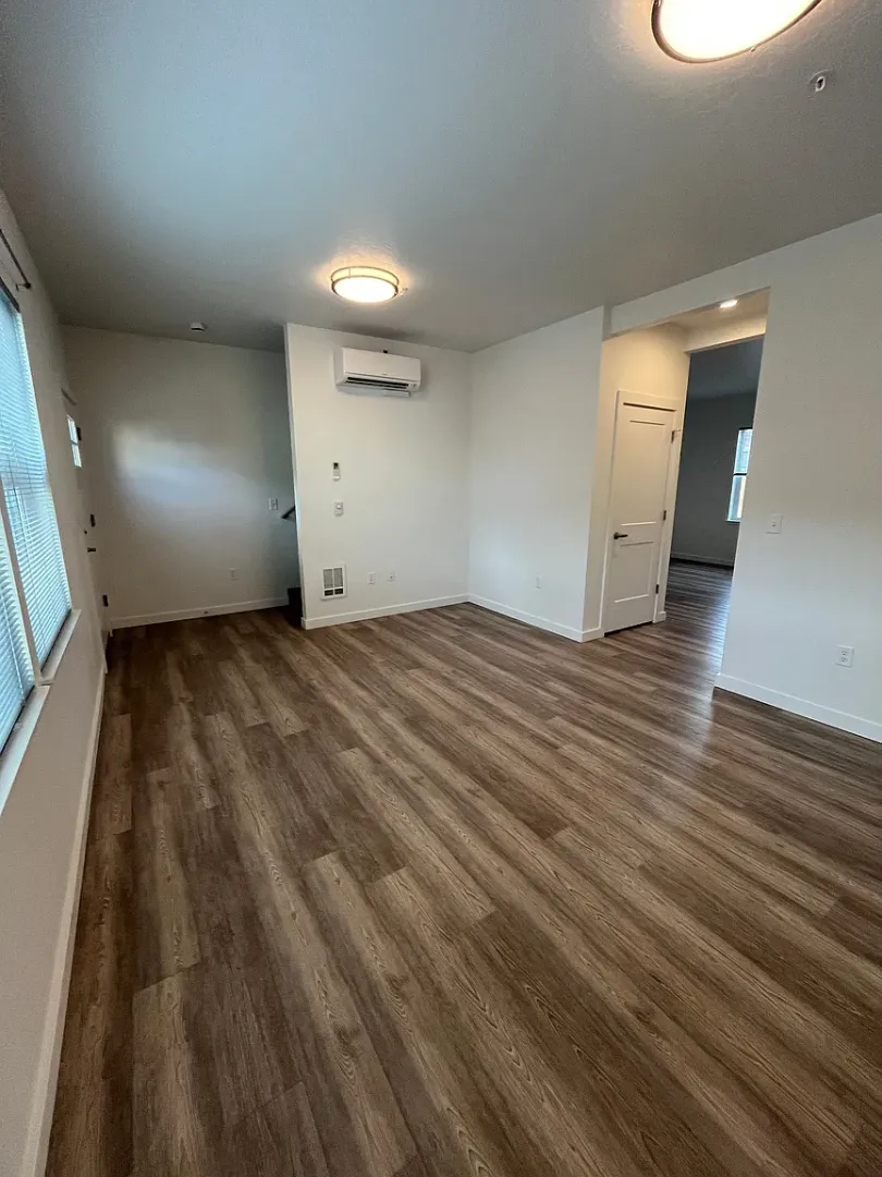 Redmond Apartment: 1500-1650 SW Juniper Ave