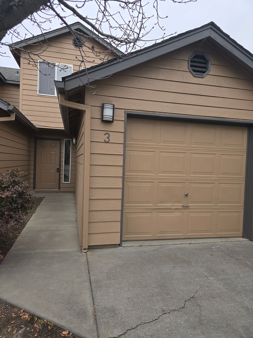 Bend Apartment: 2768 NE Mesa Court