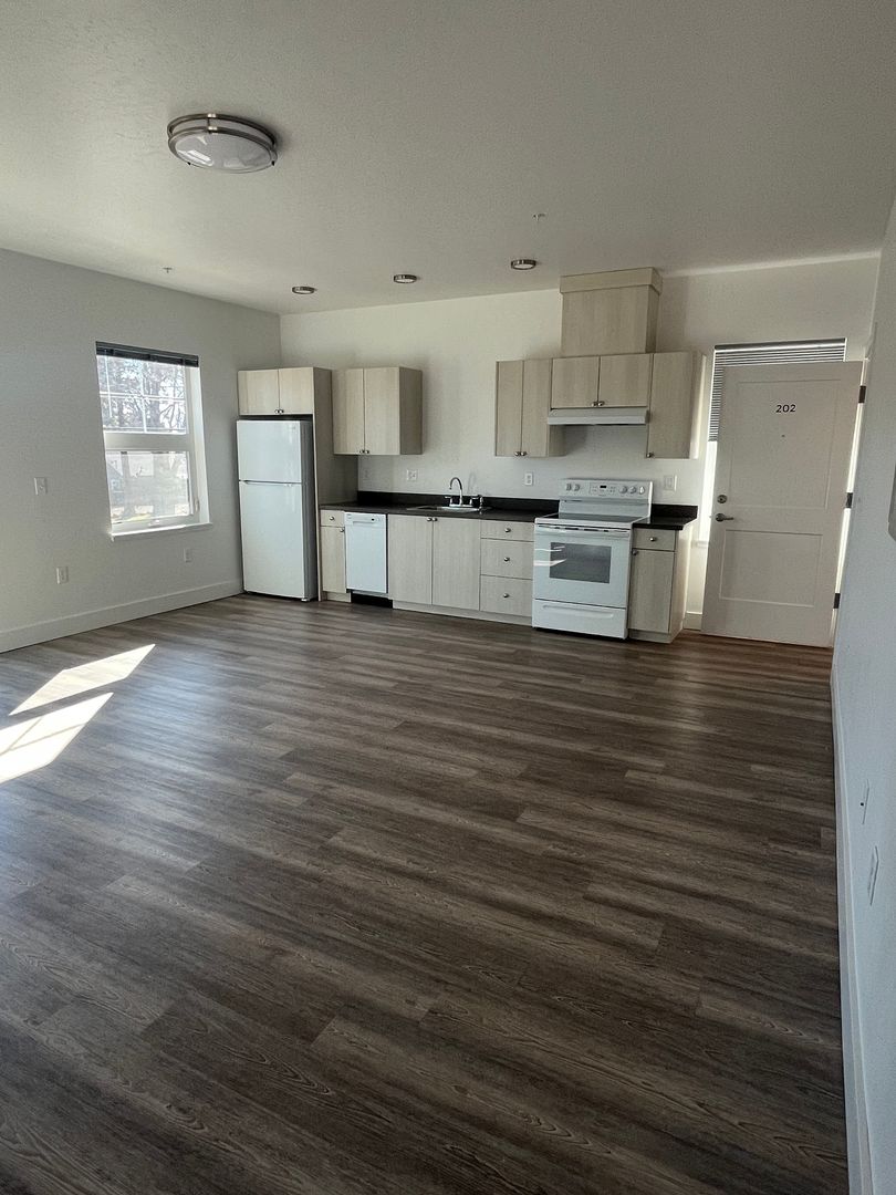 Redmond Apartment: 1500-1650 SW Juniper Ave