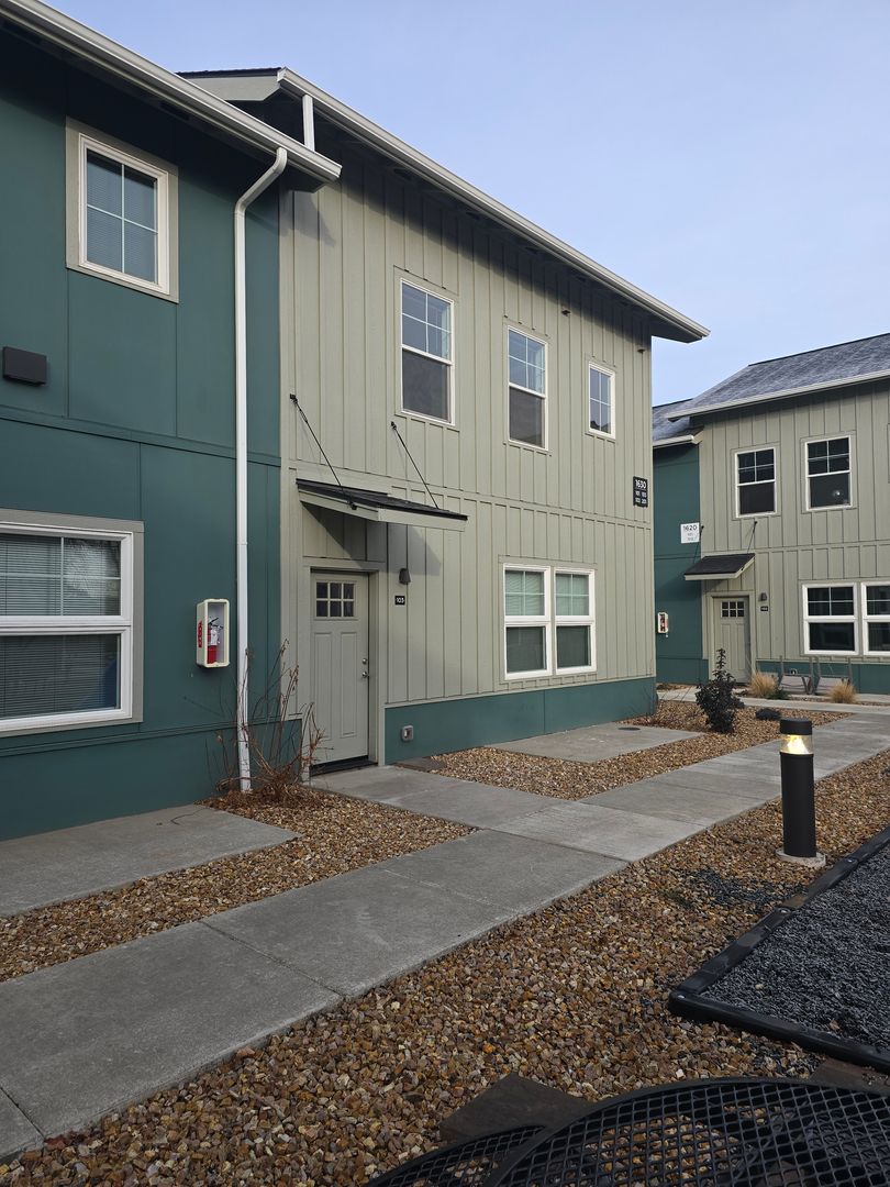 Redmond Apartment: 1500-1650 SW Juniper Ave