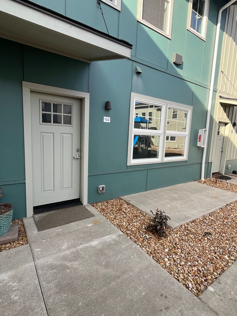 Redmond Apartment: 1500-1650 SW Juniper Ave