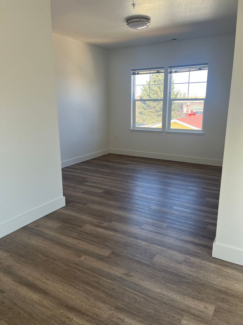 Redmond Apartment: 1500-1650 SW Juniper Ave