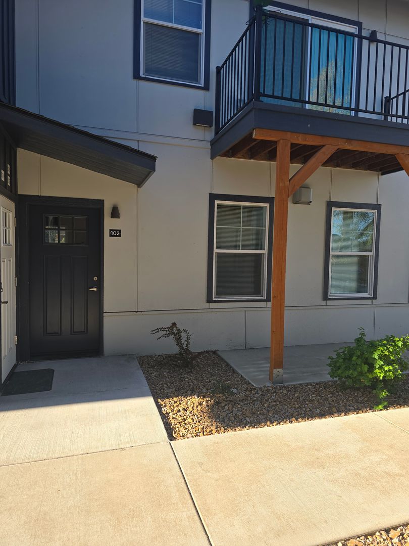 Redmond Apartment: 1500-1650 SW Juniper Ave