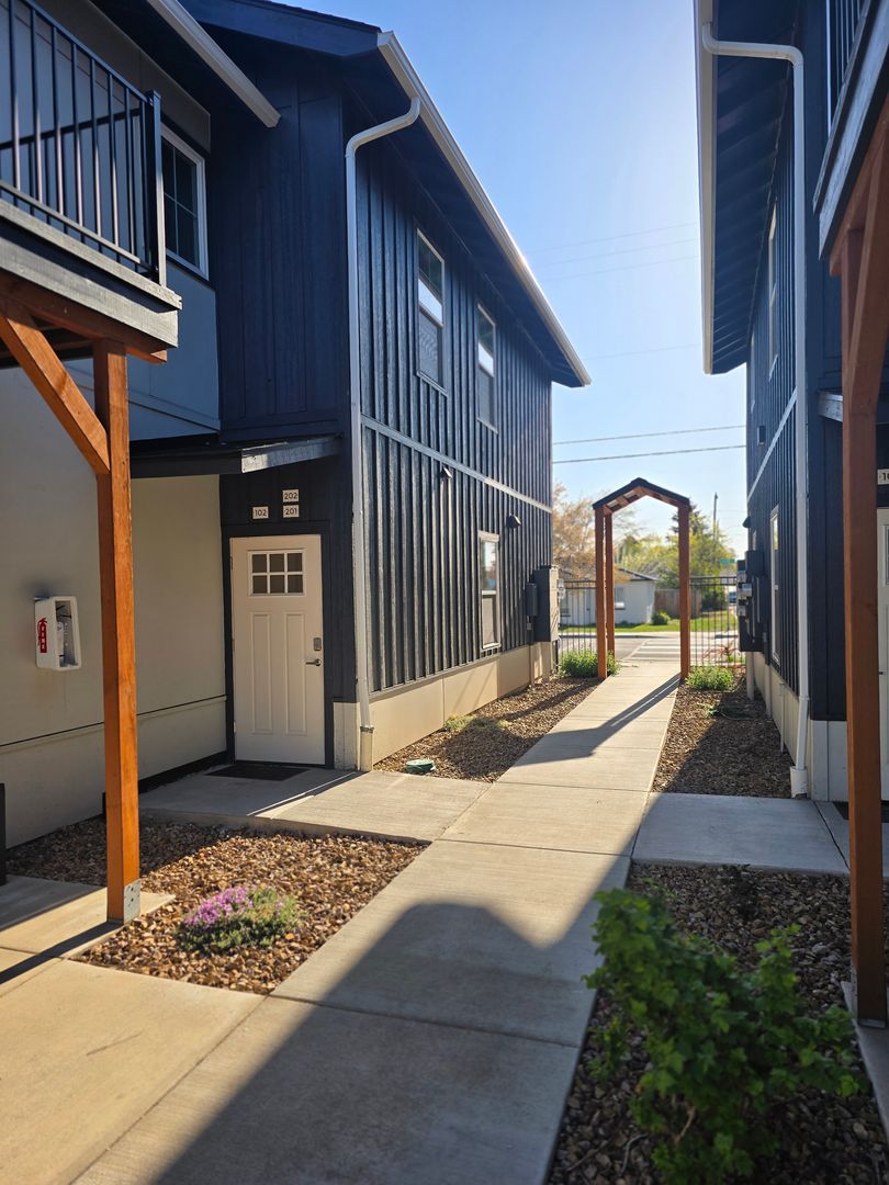 Redmond Apartment: 1500-1650 SW Juniper Ave