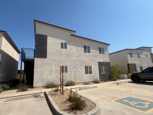 Move-in special $500 deposit Newer Condo Built 2025, 3 bed, 2 bath, Vinyl wood floors, White cabinets, Quartz Counter tops – photo 1