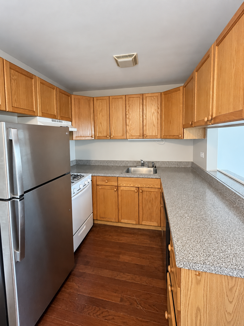Skokie Apartment: 4937 Church St