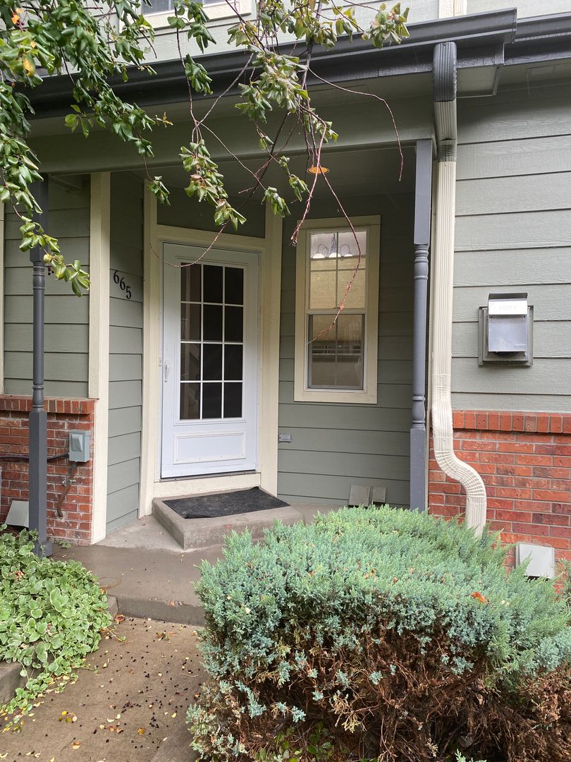 Lakewood Townhome: 665 S Depew St