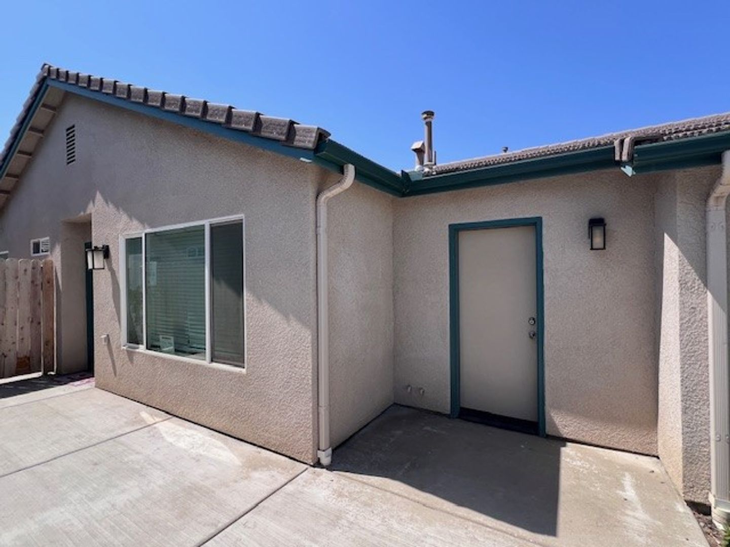 Tulare Apartment: Bright Street