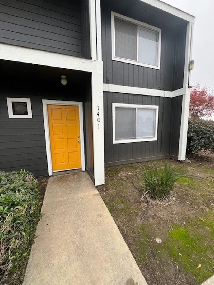 Tulare Apartment: E Cross Avenue