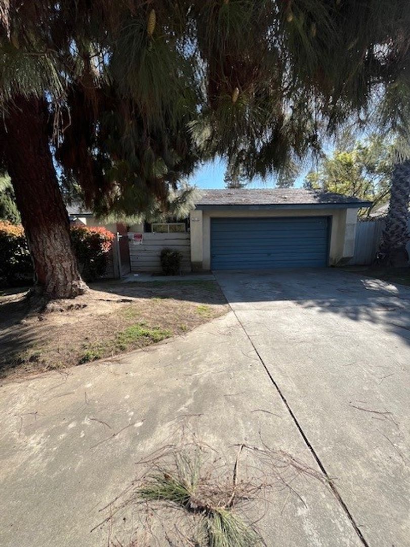 Visalia House: 2450 S. Cain