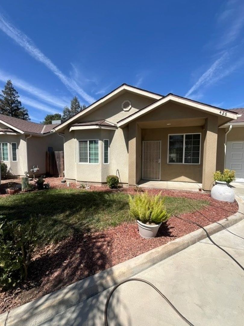 Visalia Apartment: Harter Ct.