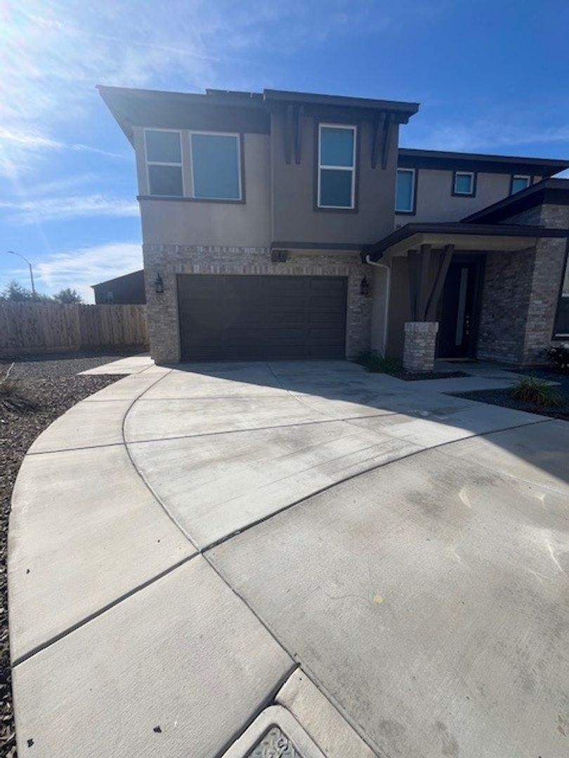 Visalia House: 4537 S. Ernest Street