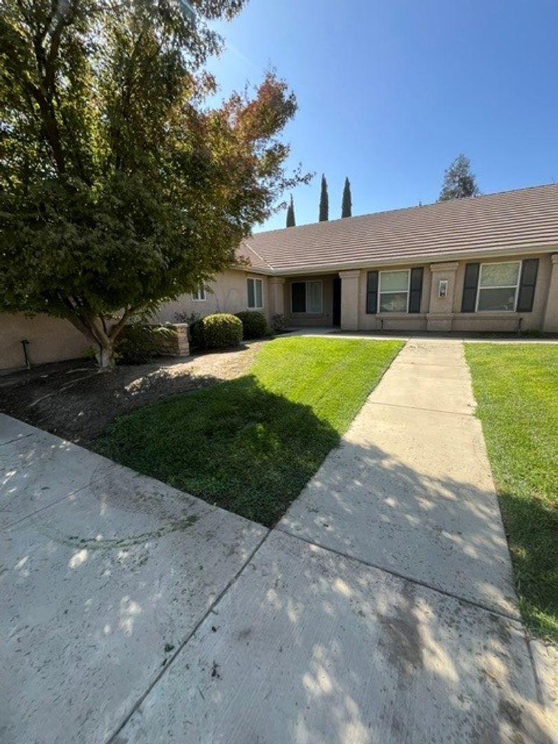 Tulare Apartment: 1909 E. Academy