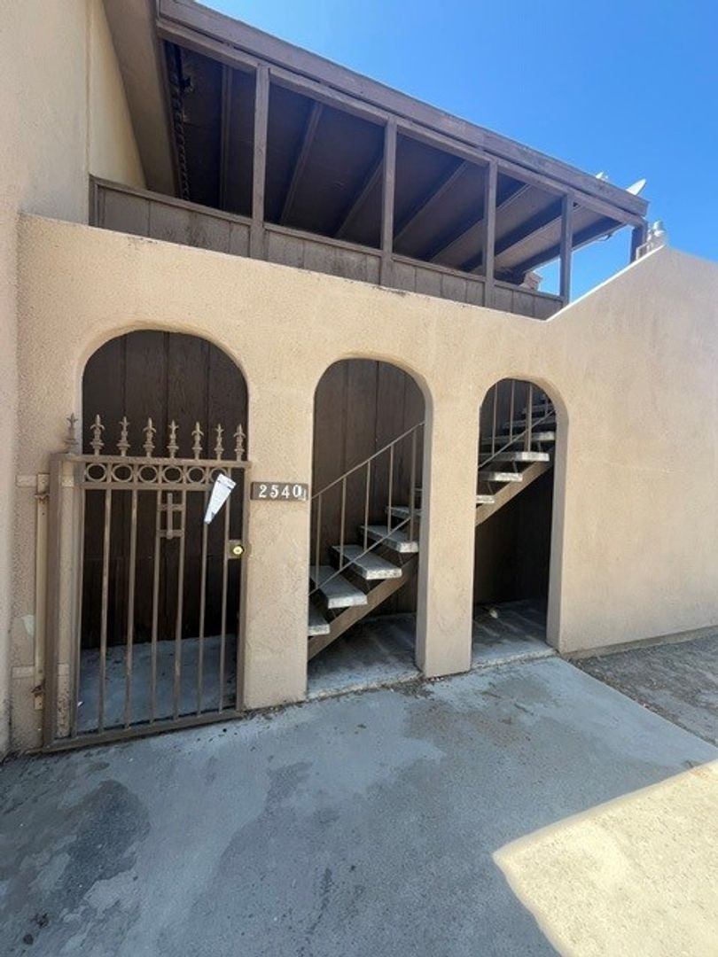 Visalia Apartment: S. Salle St.