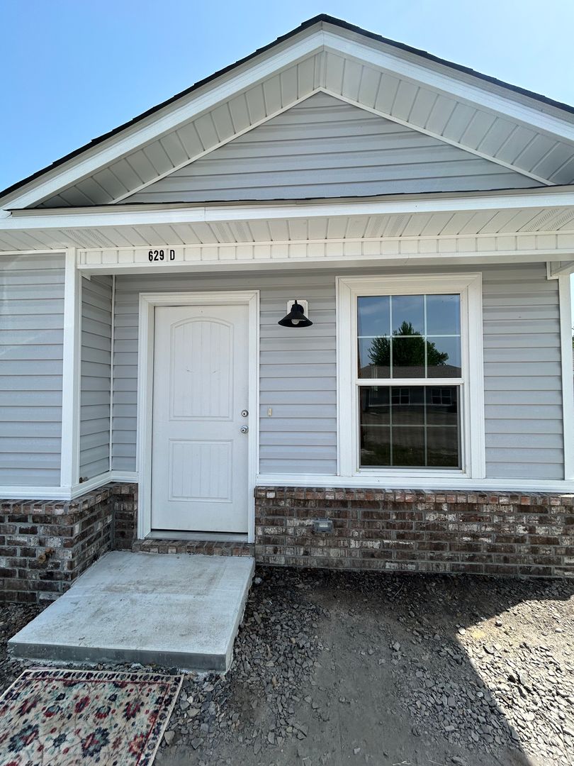 Mulberry Apartment: 629 Alma Ave