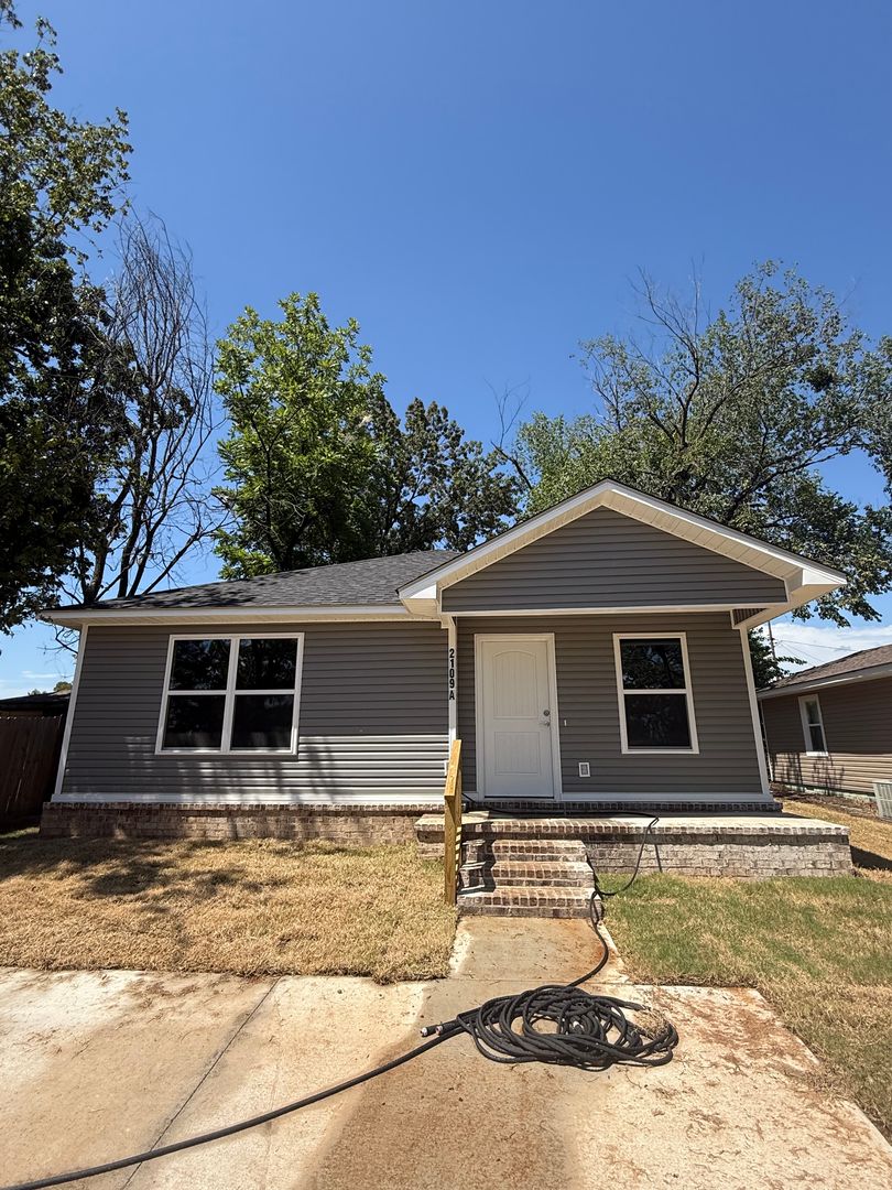 Fort Smith Apartment: 2109 Birnie Ave