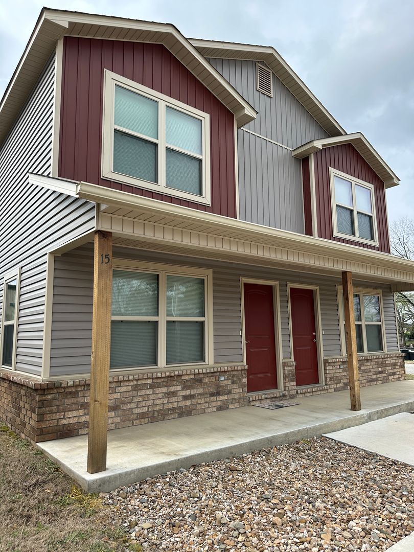 Charleston Apartment: 96 N School ST.