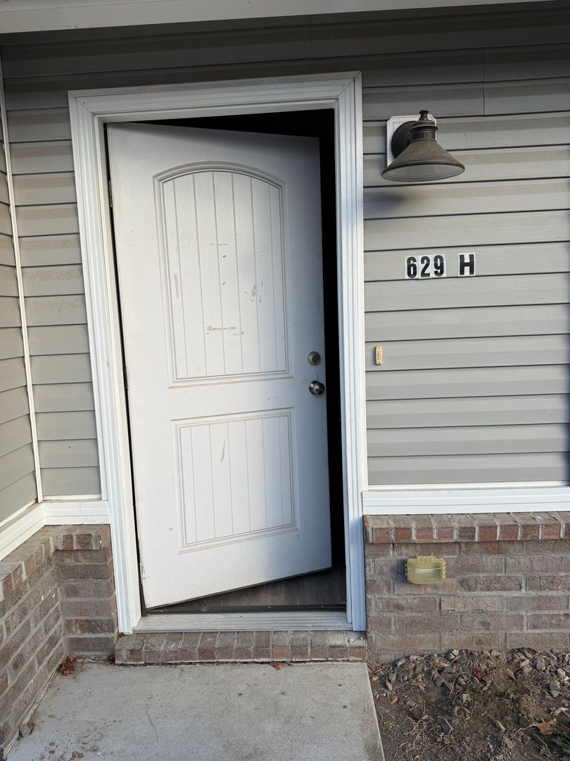 Mulberry Apartment: 629 Alma Ave