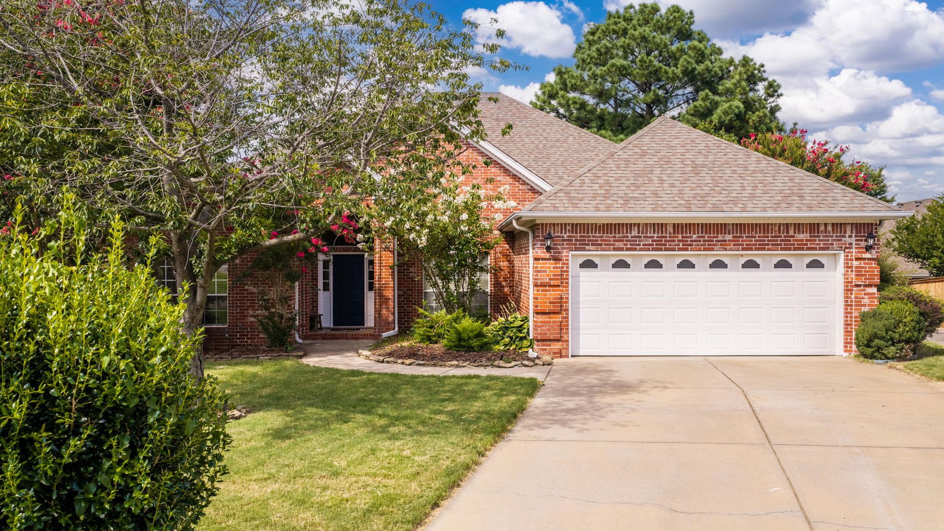 Maumelle House: 15 Iris Cove