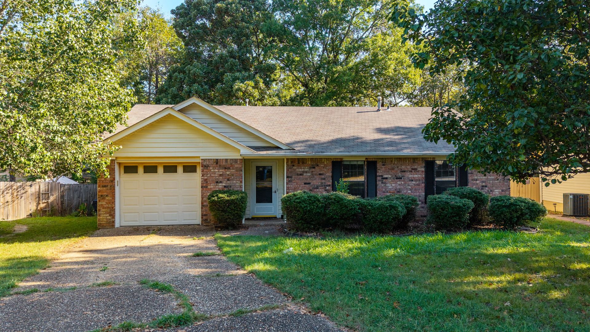 Maumelle House: 81 Oak Forest Loop