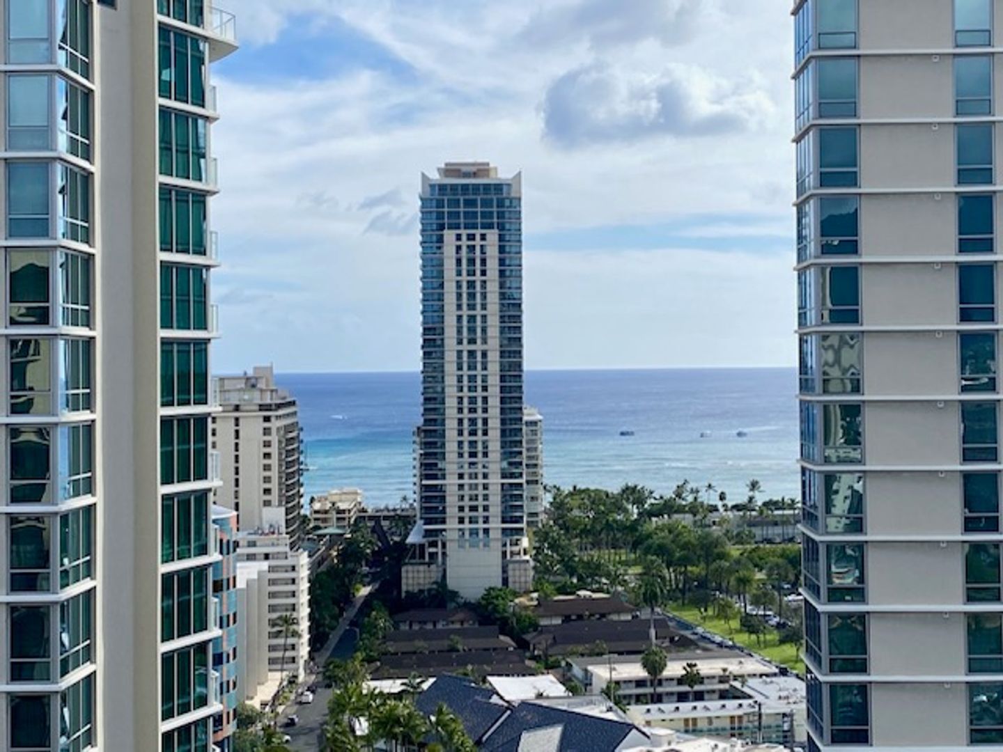 Honolulu House: 2140 Kuhio Ave. #2306