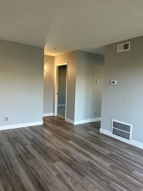 Reduced Rent move-in $pecial Apt. 23 – photo 1