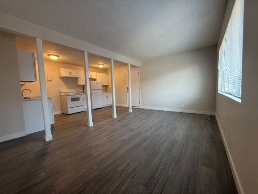 Conveniently located 2-bedroom, 1-bathroom apartment for rent – photo 1