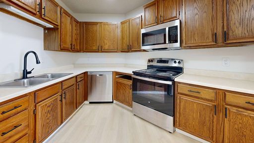 HALF OFF 1st MONTH'S RENT- Spacious 3 bed, 2 bath in the heart of Bismarck! – photo 1