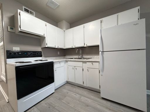 Conveniently located 1-bedroom, 1-bathroom apartment for rent – photo 1