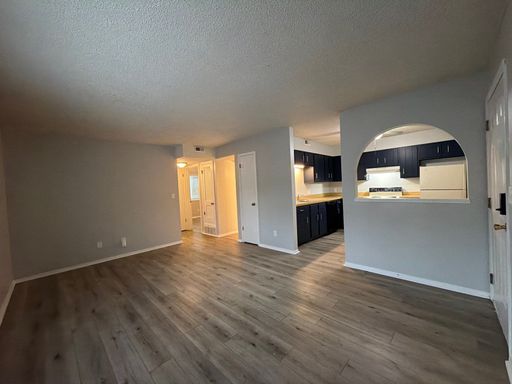 Conveniently located 2-bedroom, 1-bathroom apartment for rent – photo 1