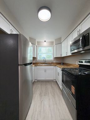 Conveniently located 2-bedroom, 1-bathroom apartment for rent – photo 1